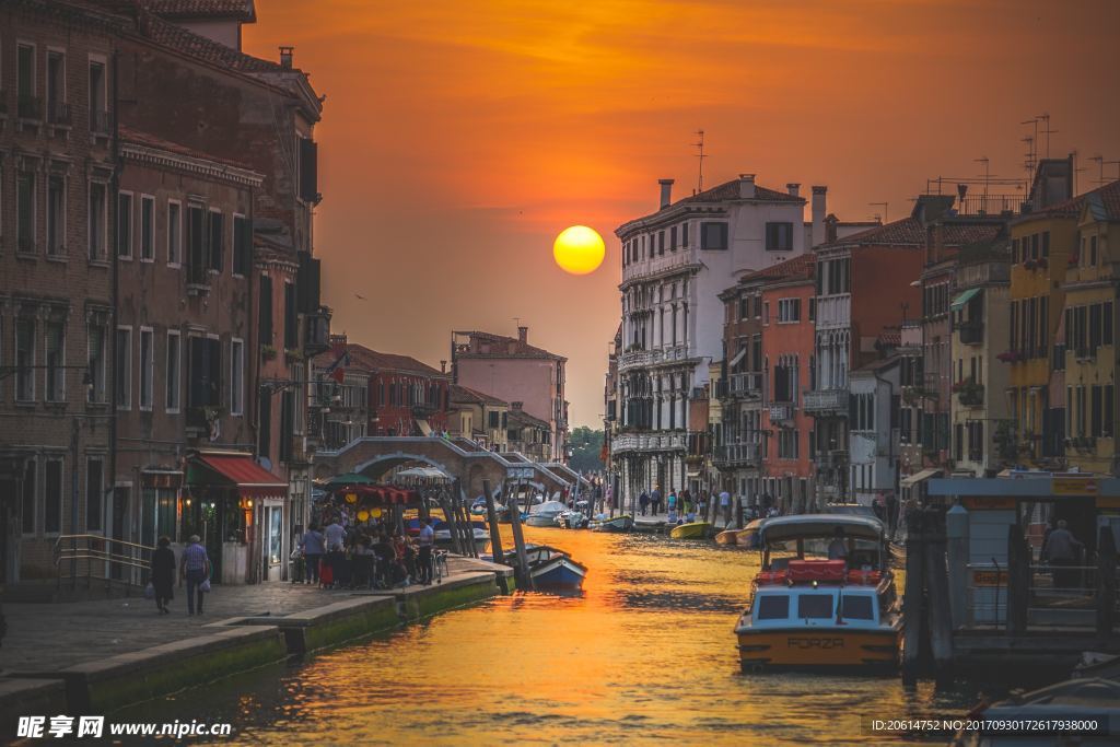 夕阳下的河流