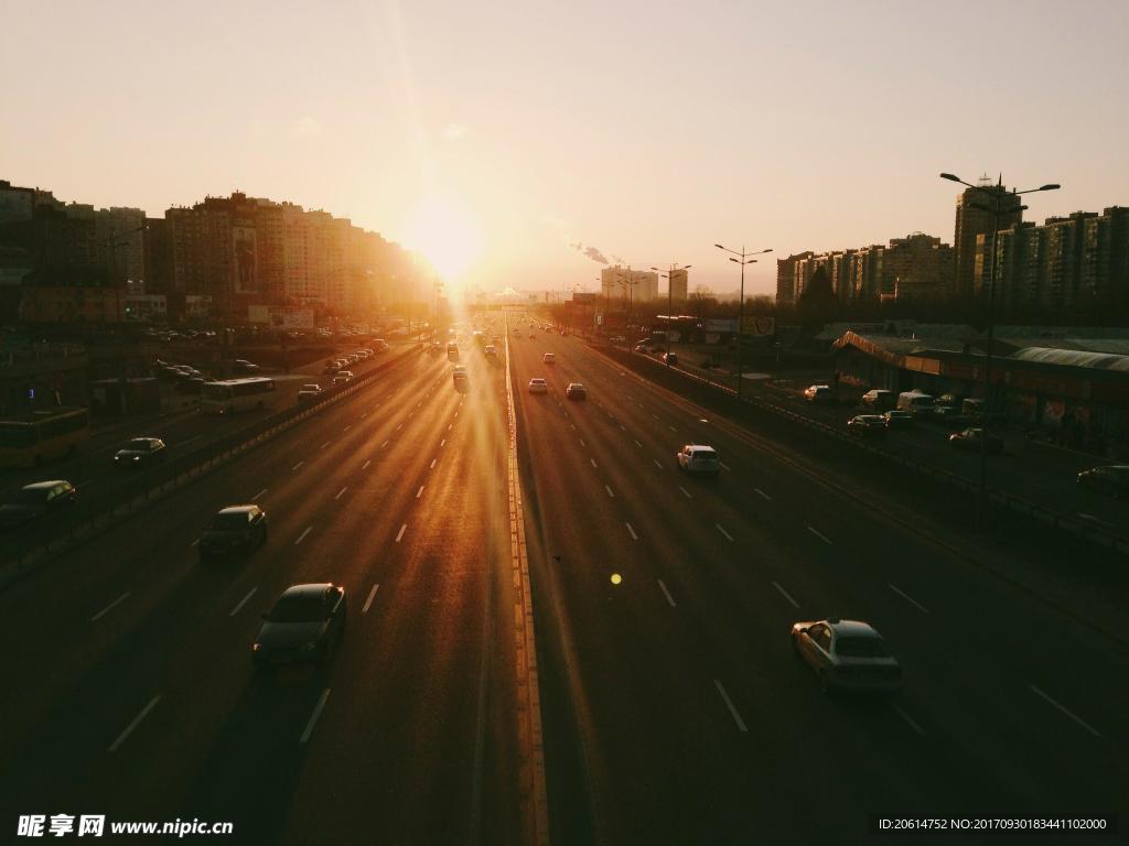 夕阳下的城市道路