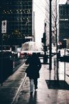 雨中打伞的人