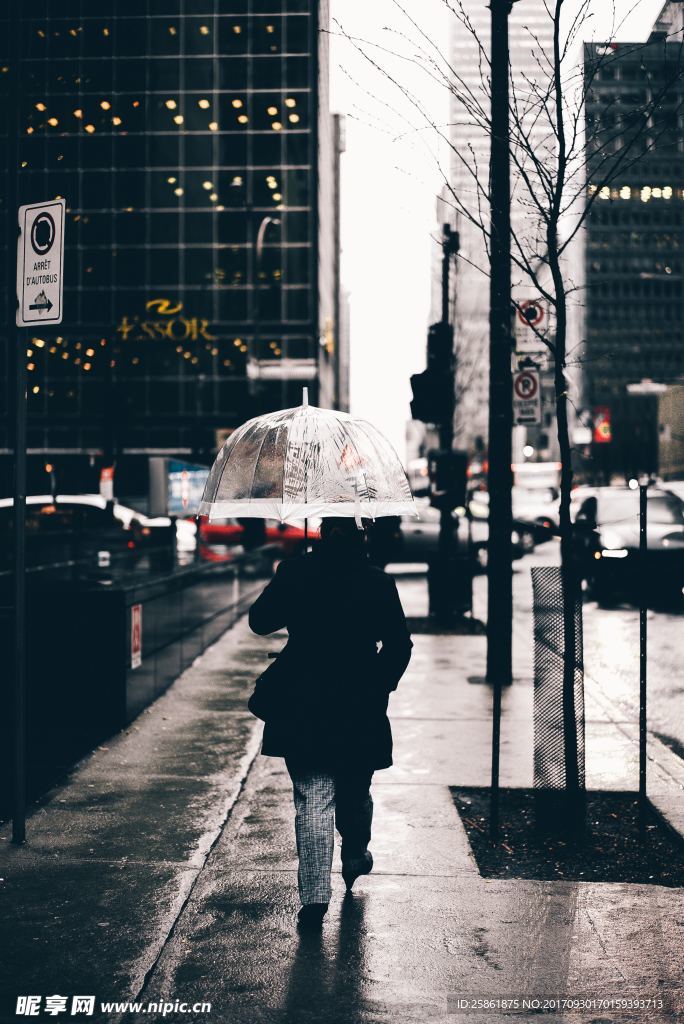 雨中打伞的人