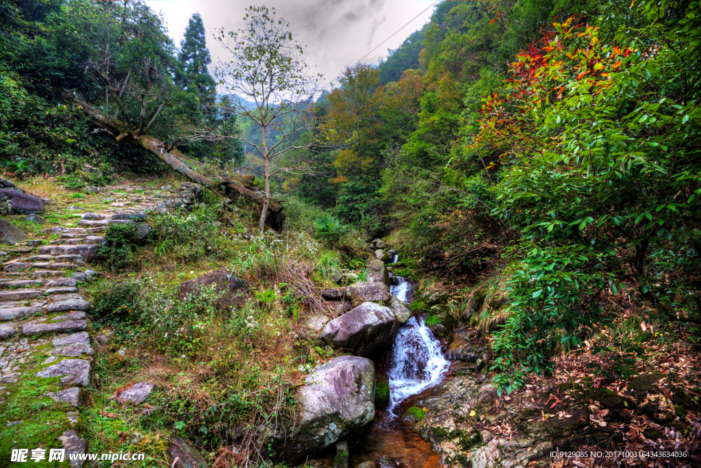 九华乡周公山村