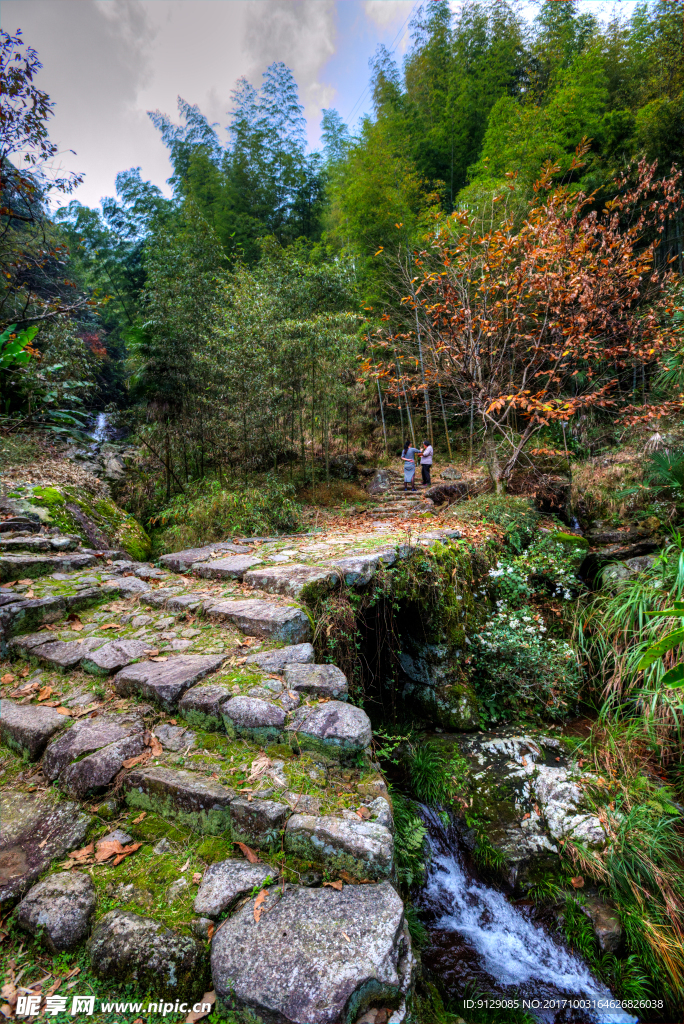 九华乡周公山村