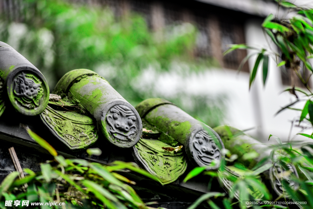 岁月斑驳长满青苔的屋檐