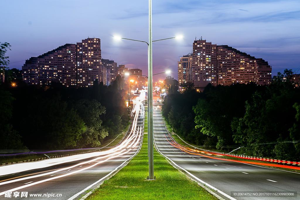 华灯初上的公路美景