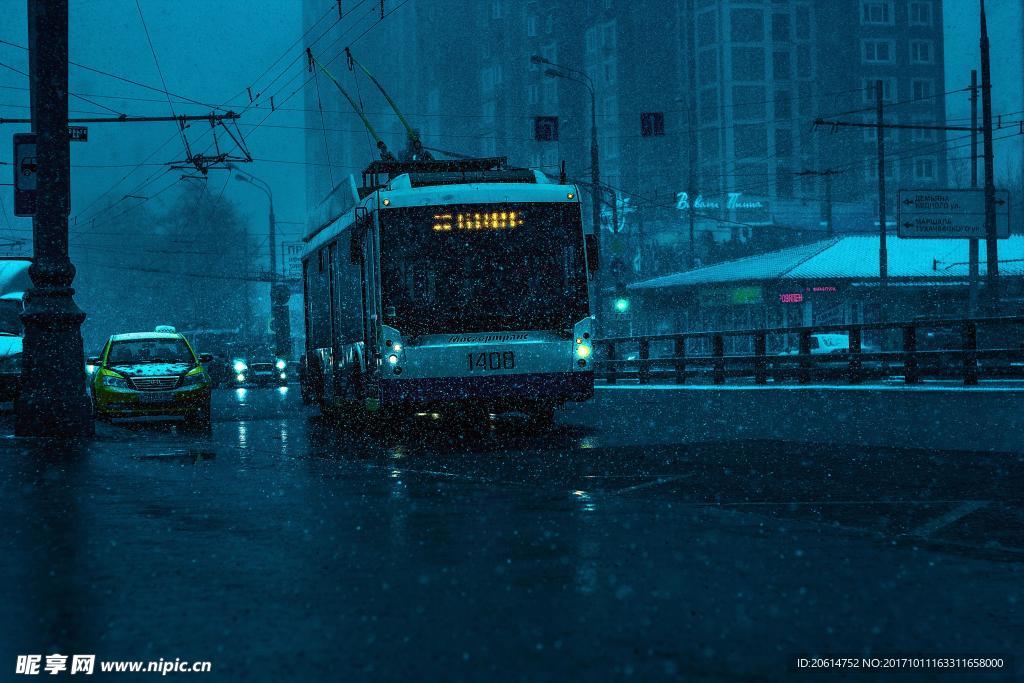 雪天道路上行驶的汽车