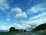 高速公路上的蓝天白云