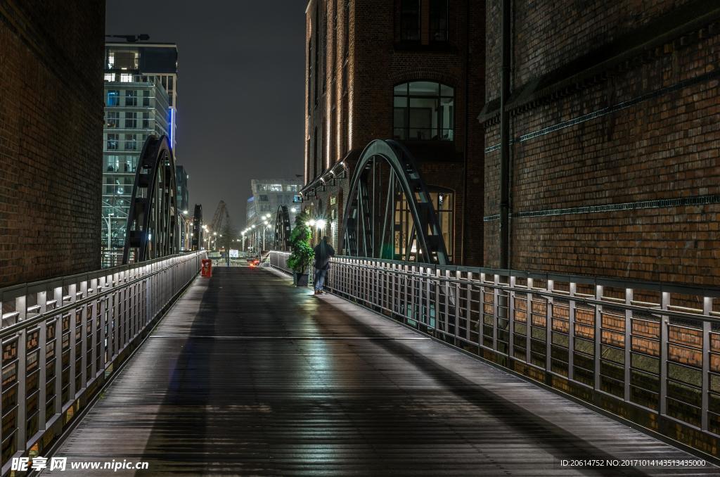 夜色下的城市道路