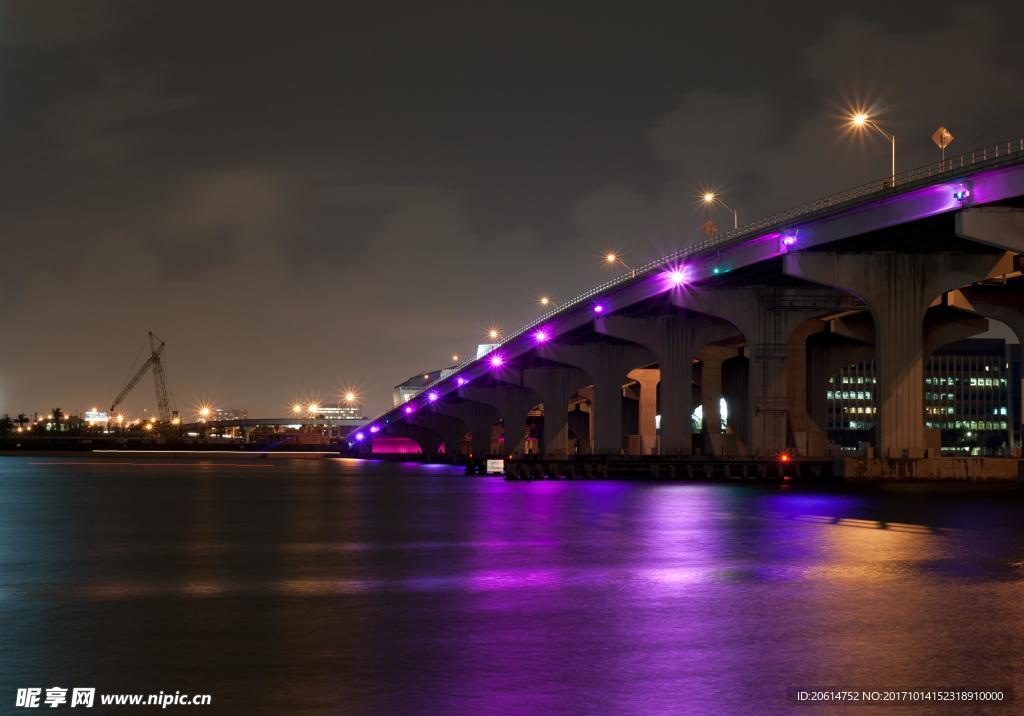 夜色下的城市建筑