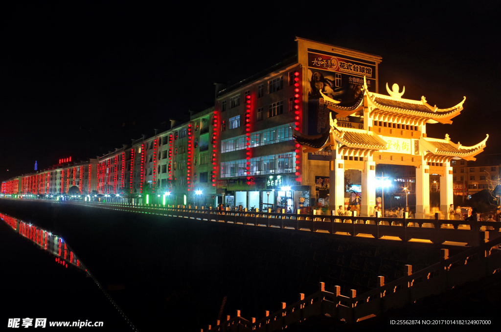 风情街夜景 摄影黄圣碧