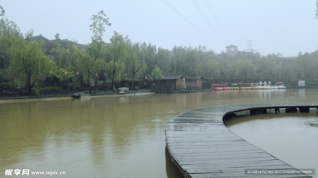 雨天的公园湖泊