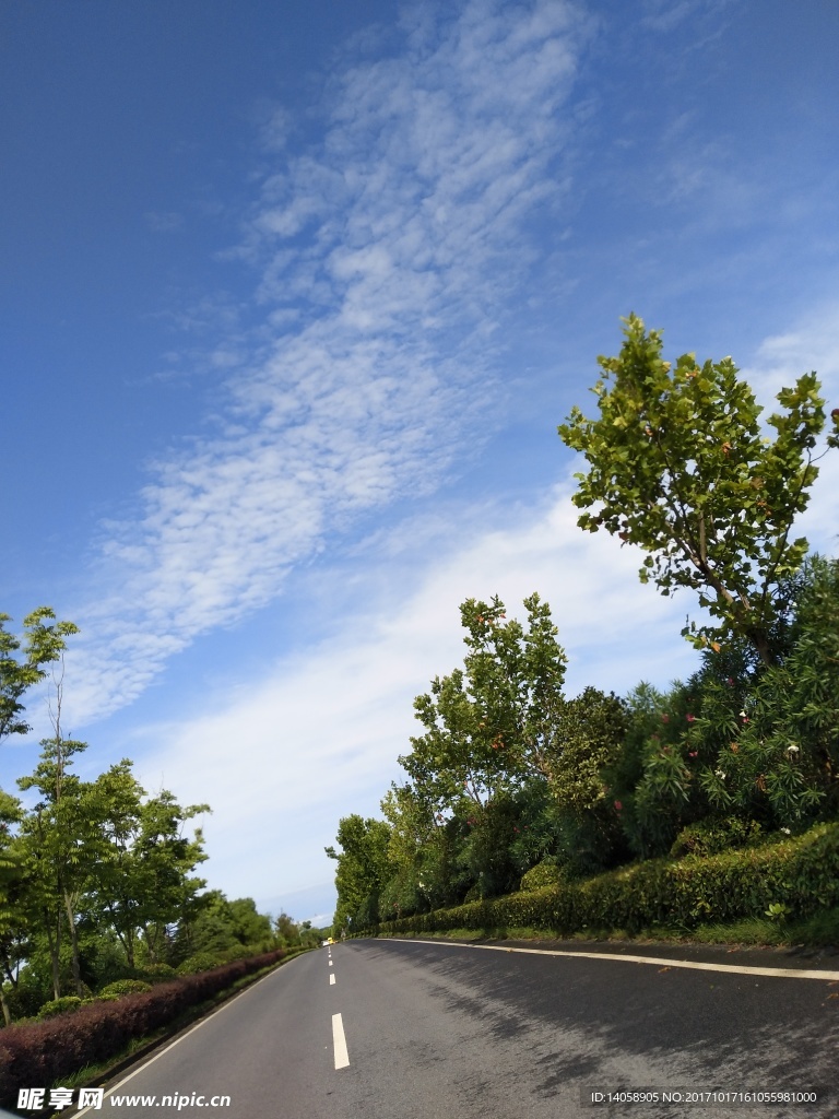 蓝天白云道路