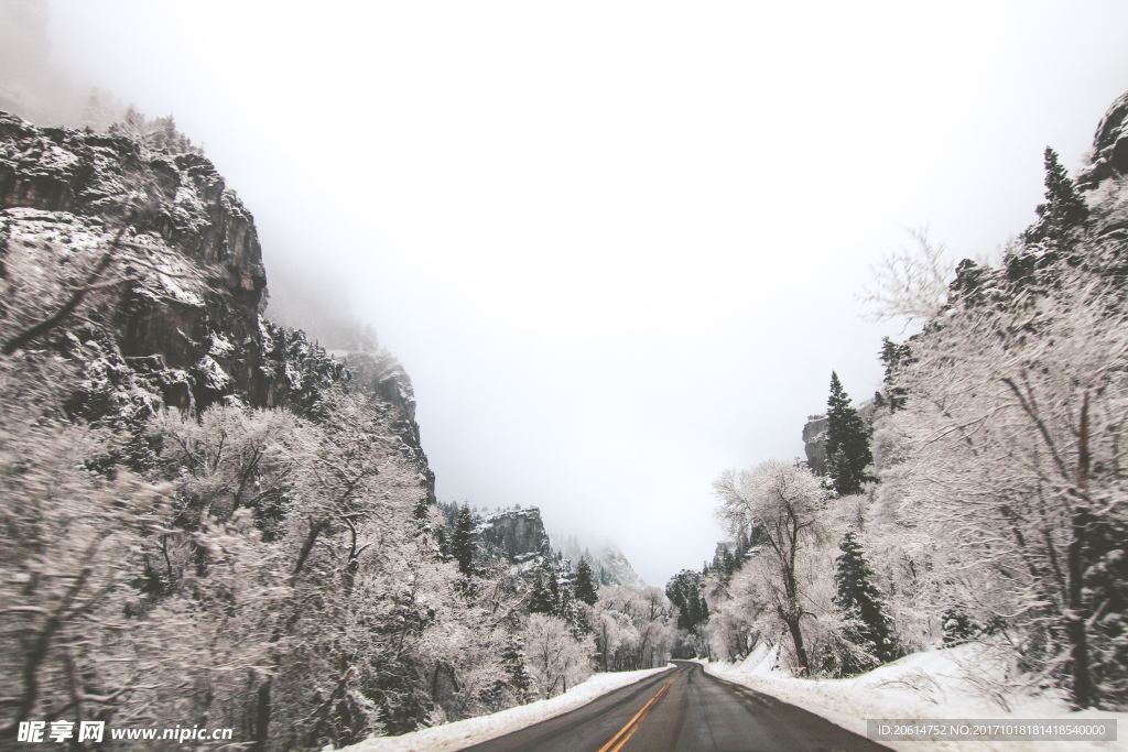 冬季深山里的道路