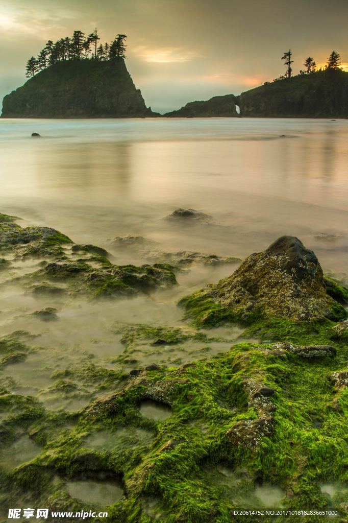 夕阳下的河流美景