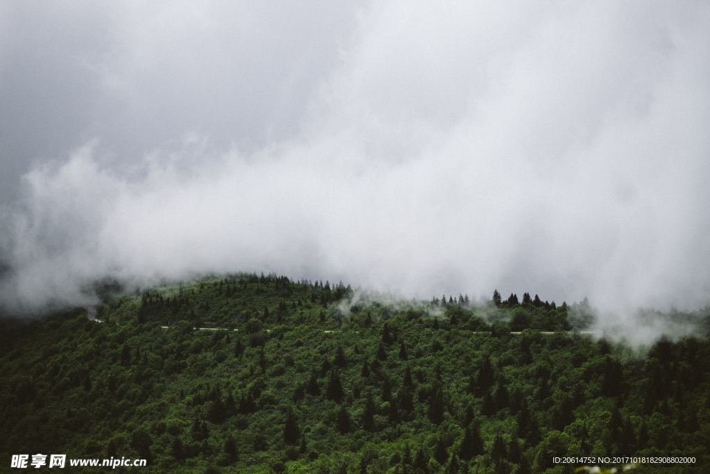 云雾环绕的高山