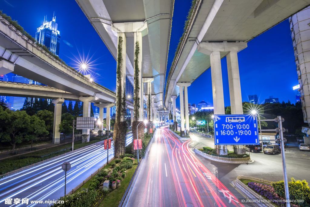 夜色下的城市道路