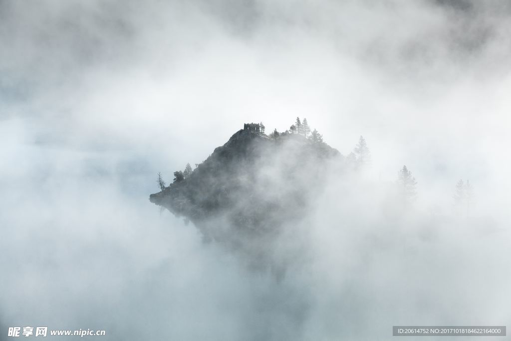 云雾环绕的高山