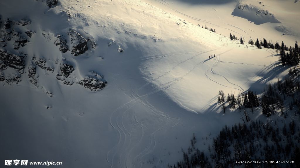 冬日里的雪山