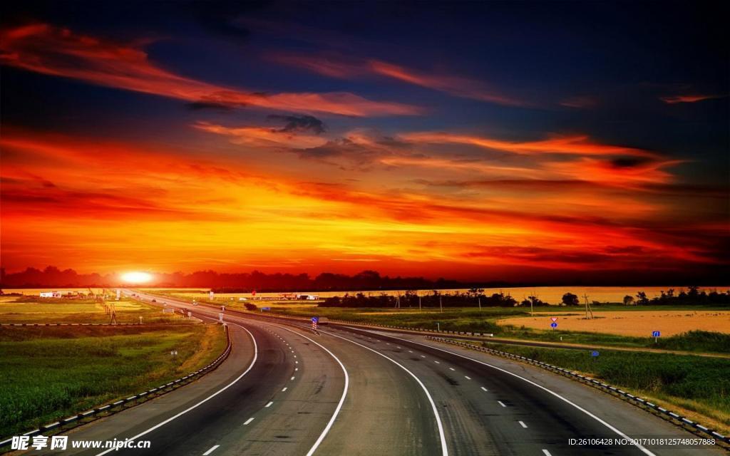 夕阳下的高速公路