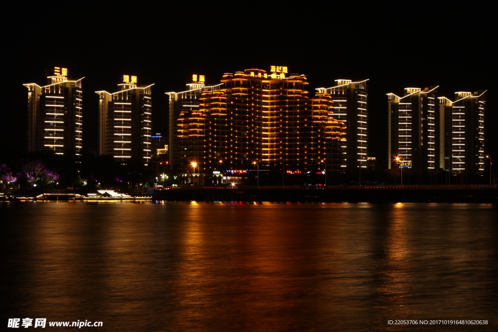 三亚河畔的建筑夜景