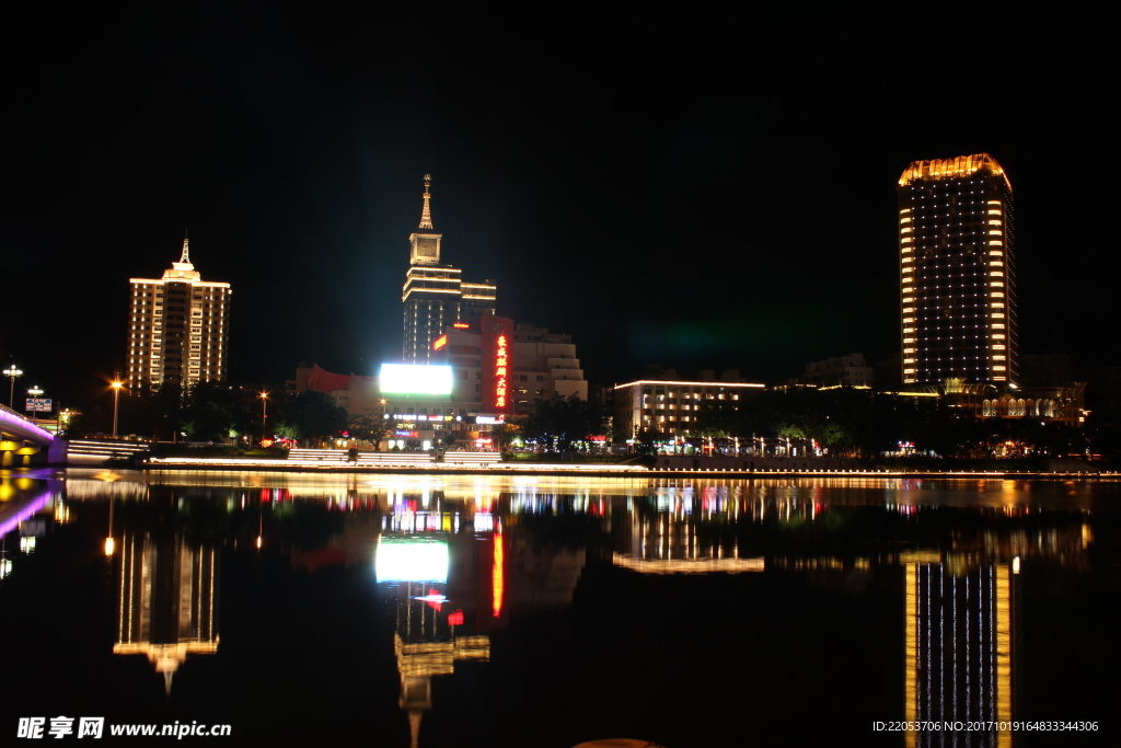 河岸的建筑夜景