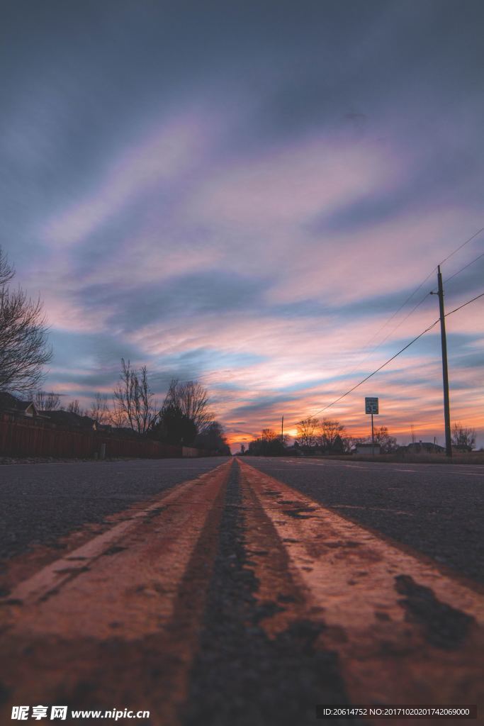 夕阳下的道路风景