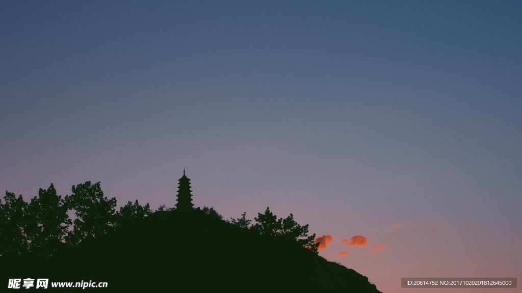 夜色下的高山古塔