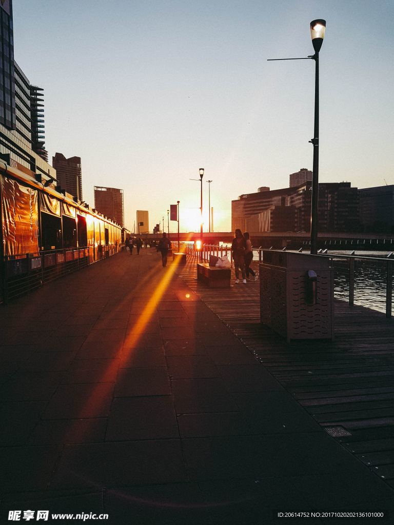 夕阳下的城市街道
