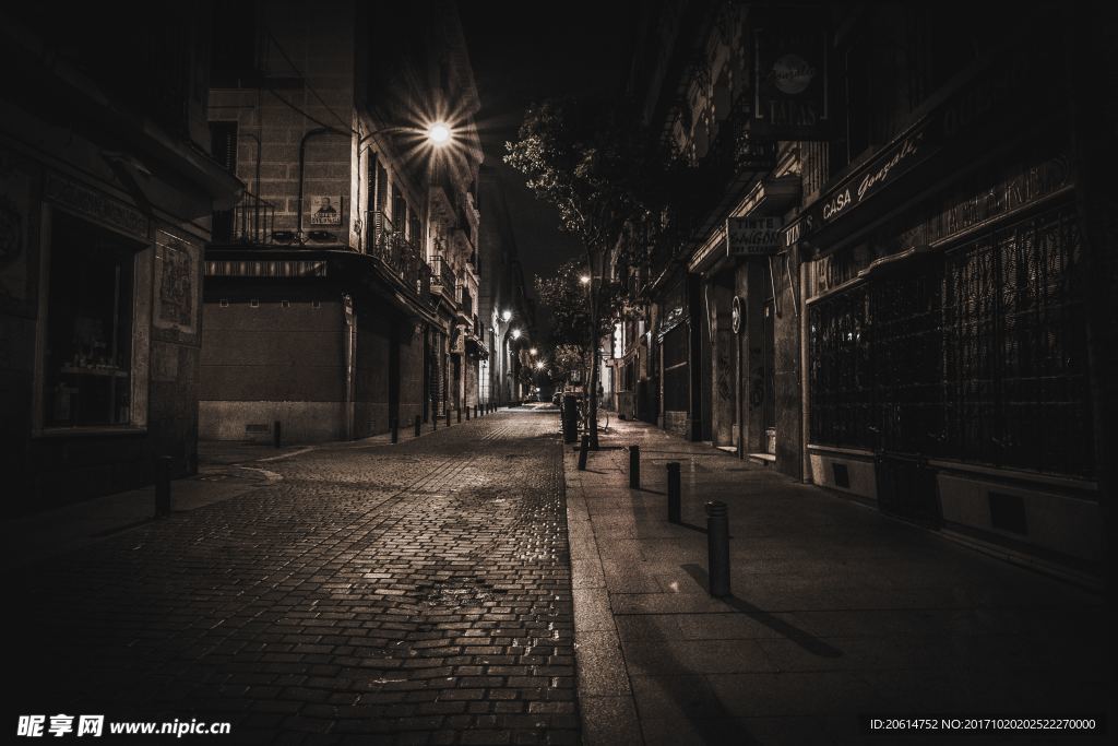 夜色下静悄悄的街道