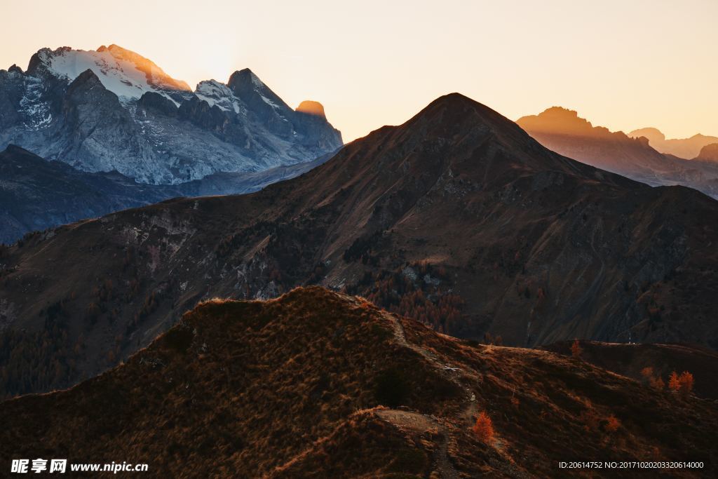 夕阳下的大山风景