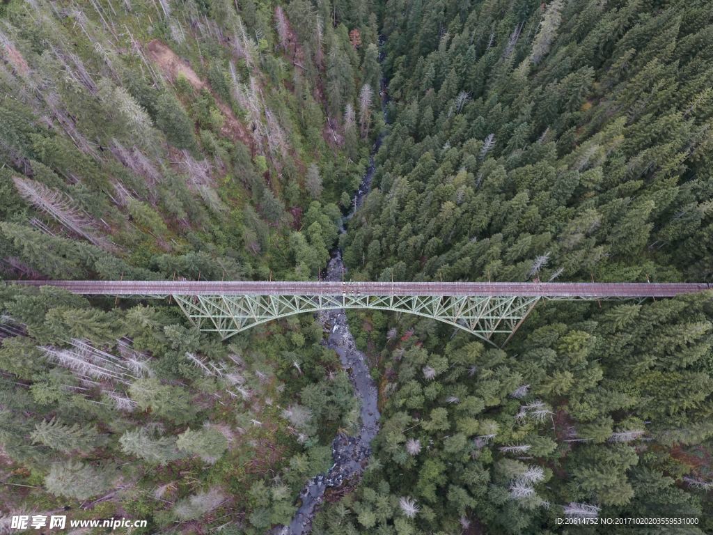 跨越高山的大桥