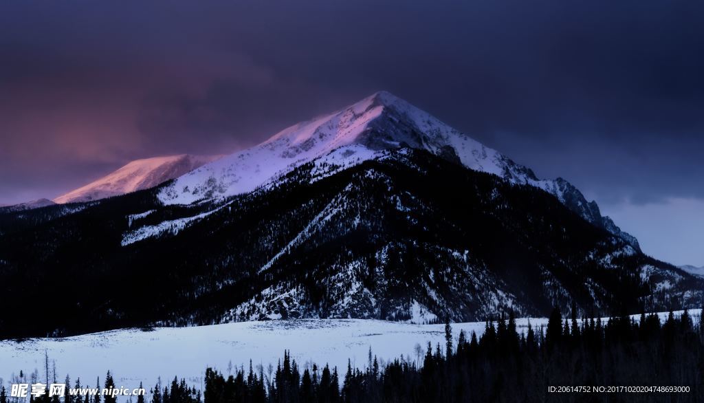夜幕下的雪山美景