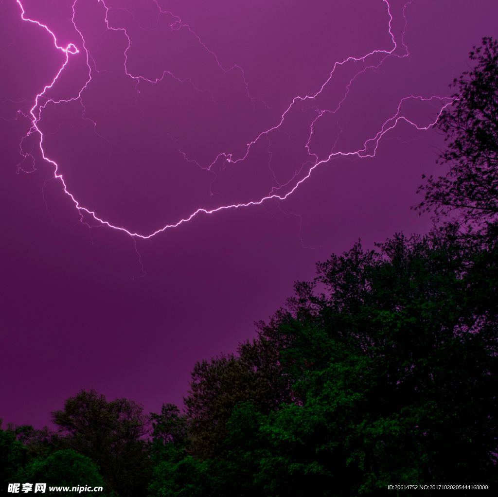 闪电的夜空