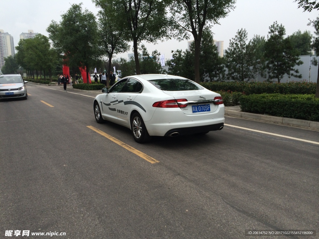 道路上行驶的汽车