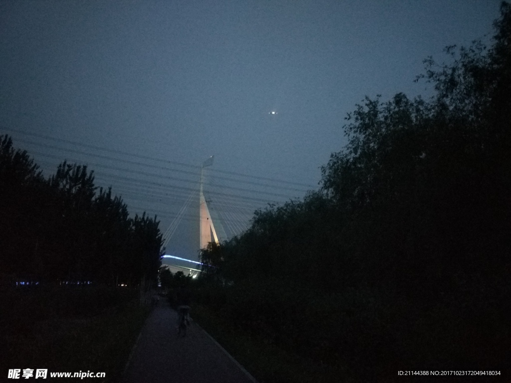 夜晚的跑道