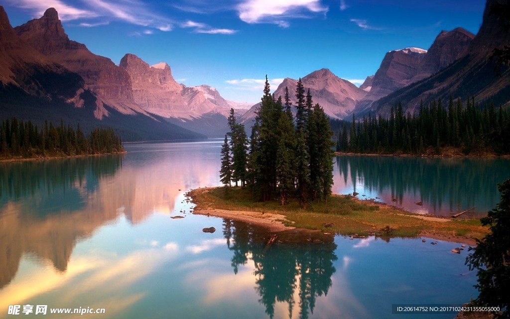 夕阳下的山水美景