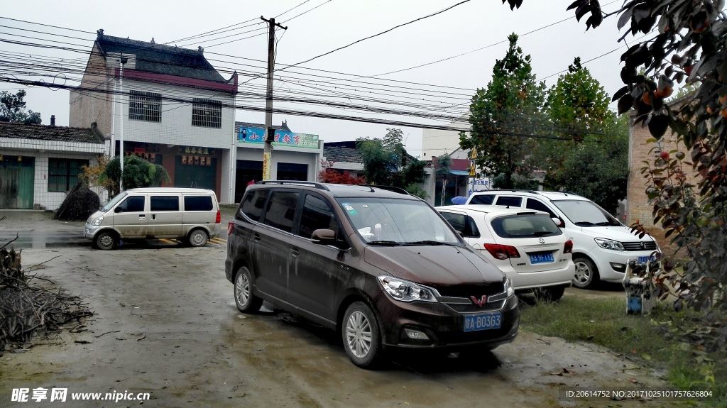 停放在门口的汽车
