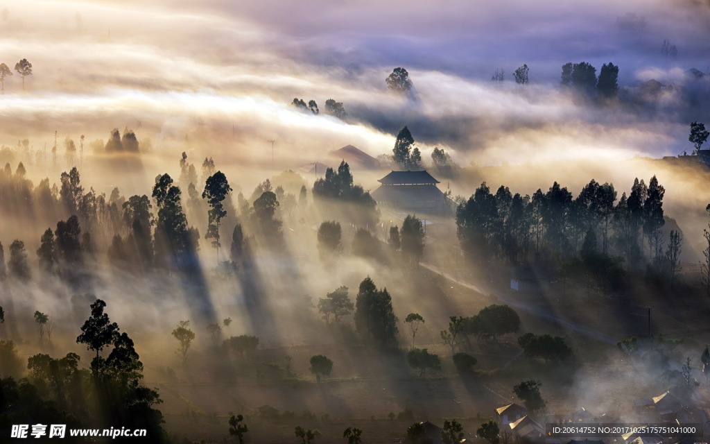 云雾环绕的大山风景