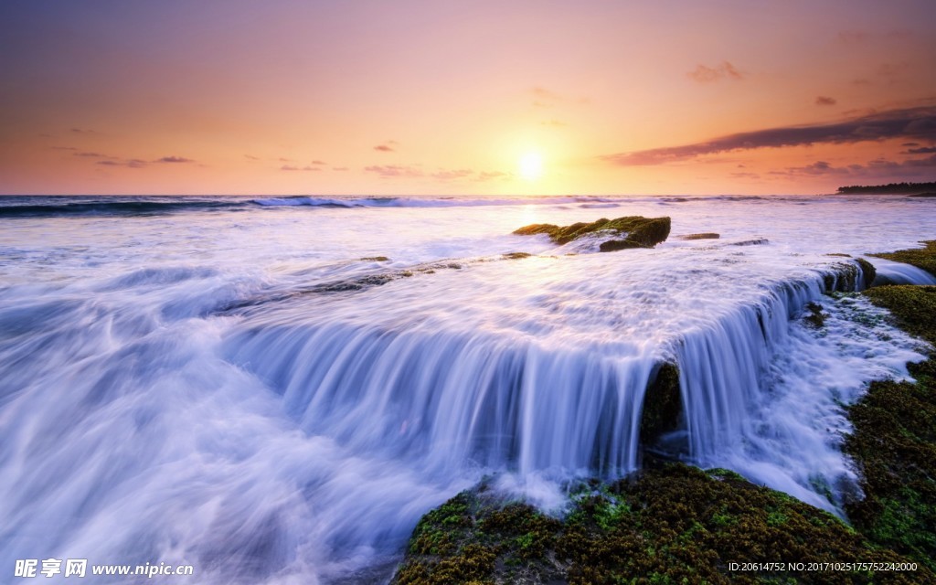 夕阳下的河流风景