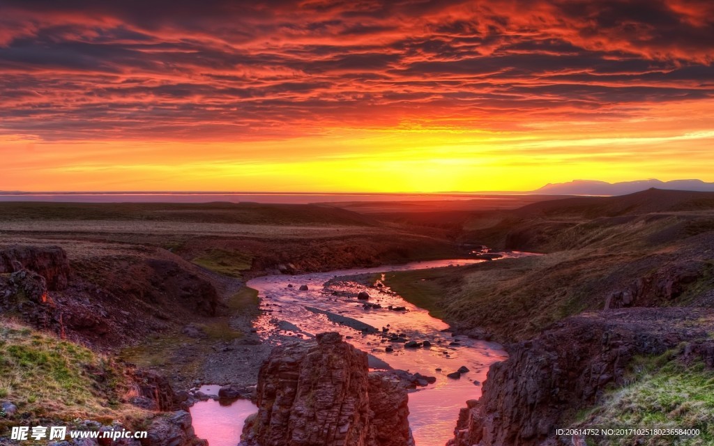 夕阳下的河道风景