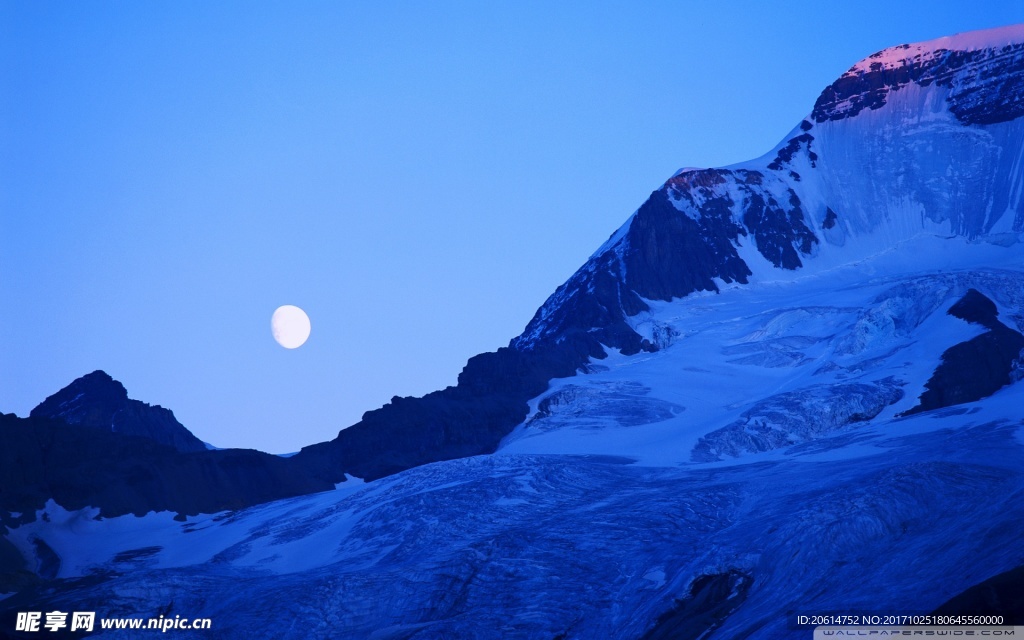 夜色下的高山风景