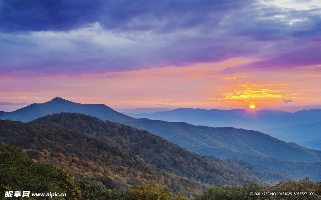 夕阳下的大山美景