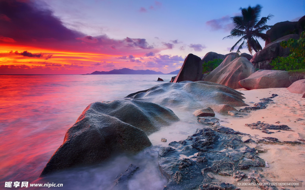 夕阳下的沙滩美景