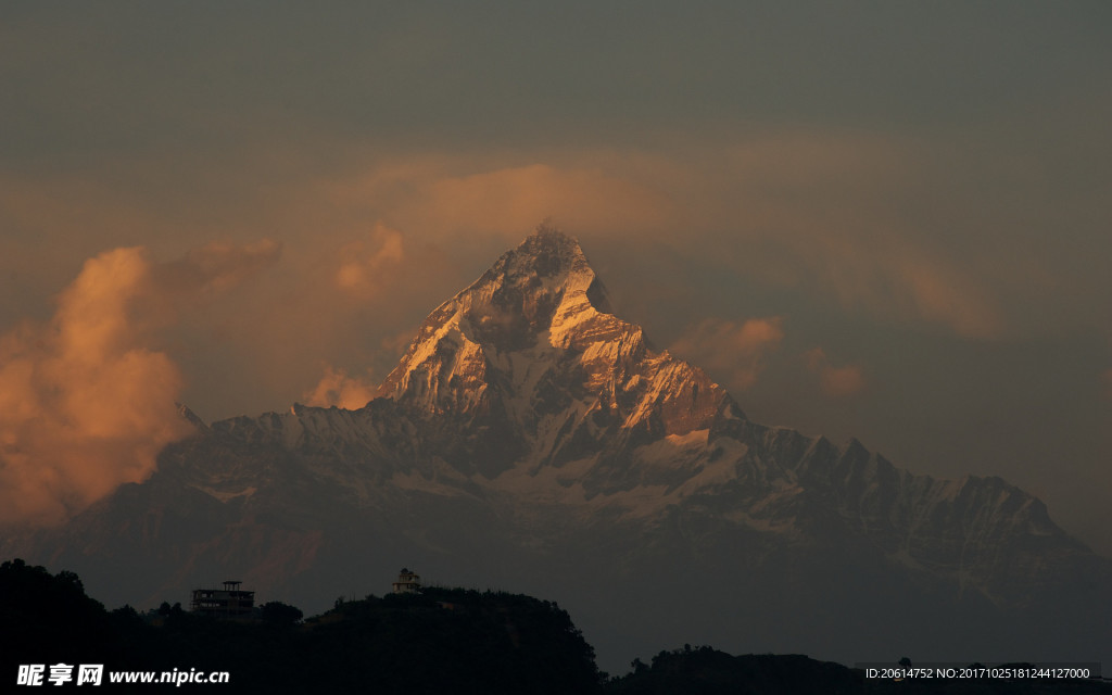 夕阳下的大山美景