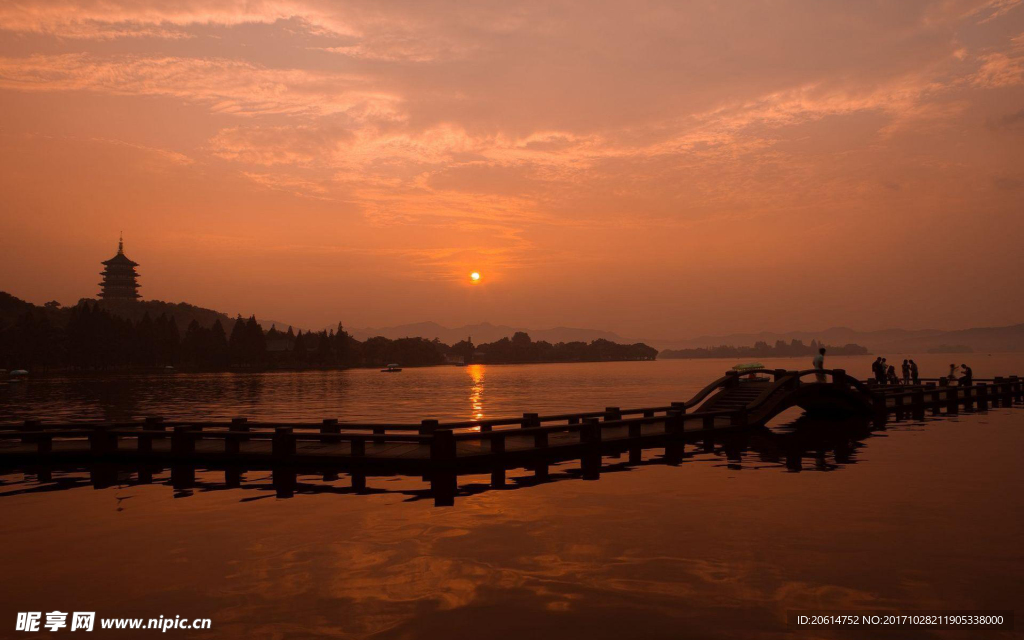 夕阳下的湖泊美景