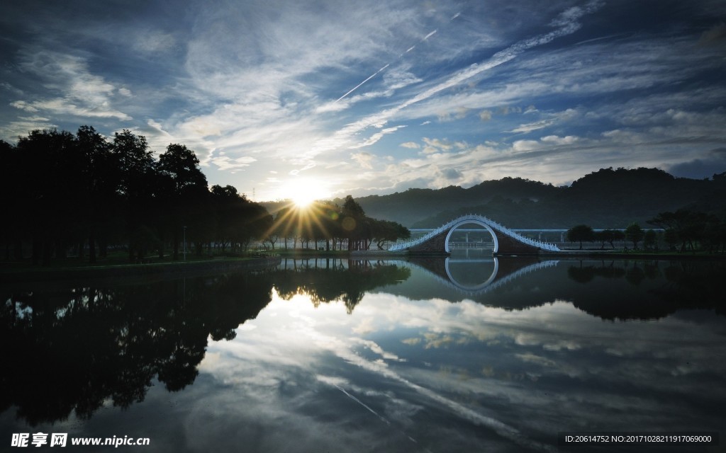 夕阳下的湖泊美景