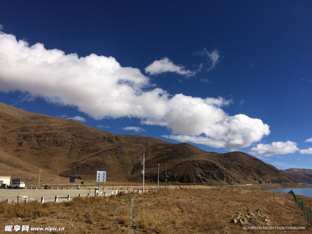 高山下的建筑