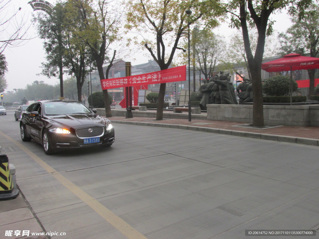 道路上行驶的汽车