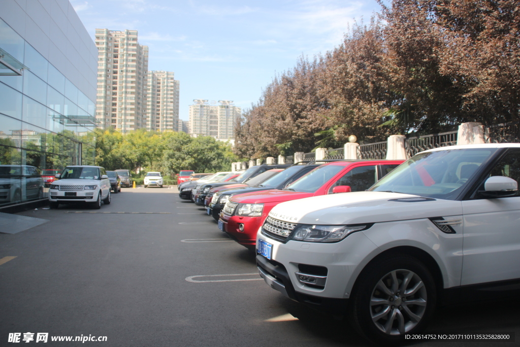 停放在门口的汽车