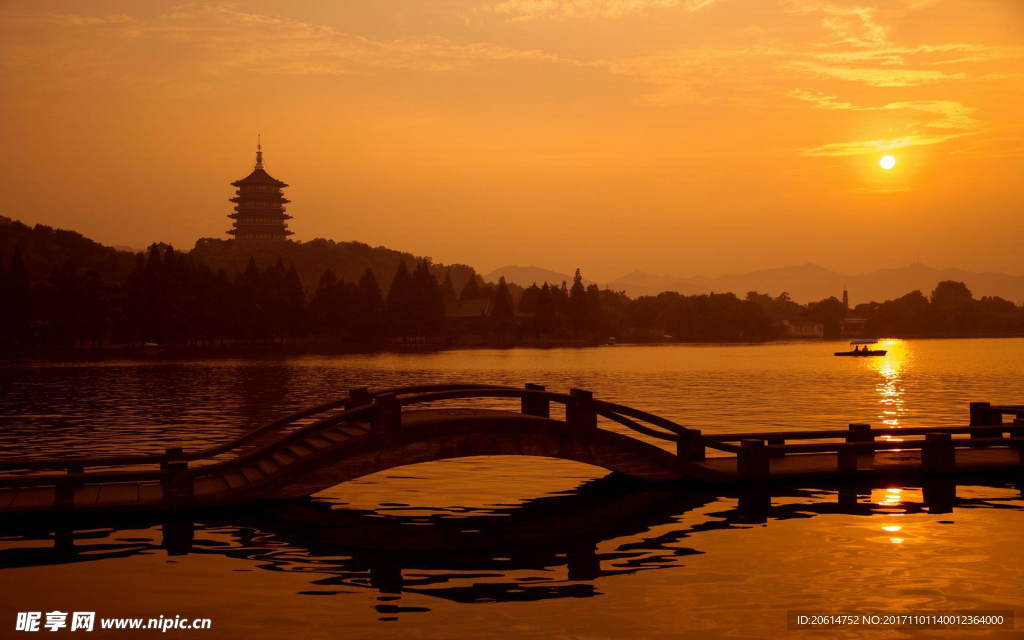 夕阳下的河流风景