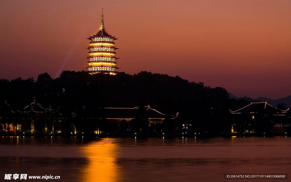 夜色下的山丘风景